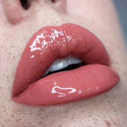 SJaj i mat ruž za usne Honey Glazed Shine Lip Color